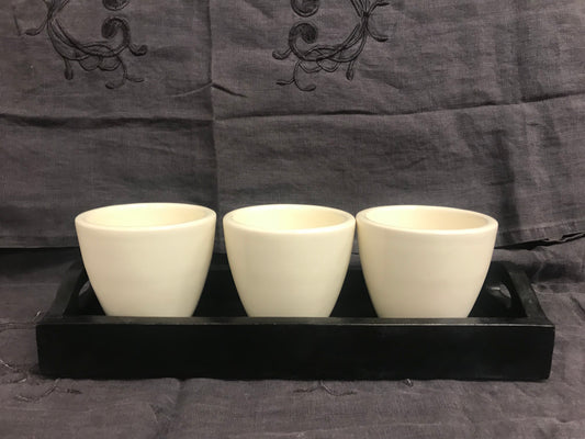 Kjökkenkos örtkrukor med träbricka