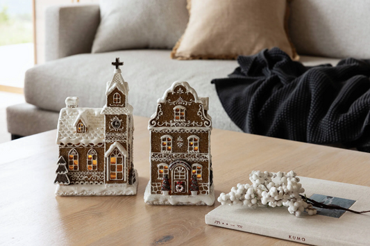 Gingerbread kyrka med LED-ljus